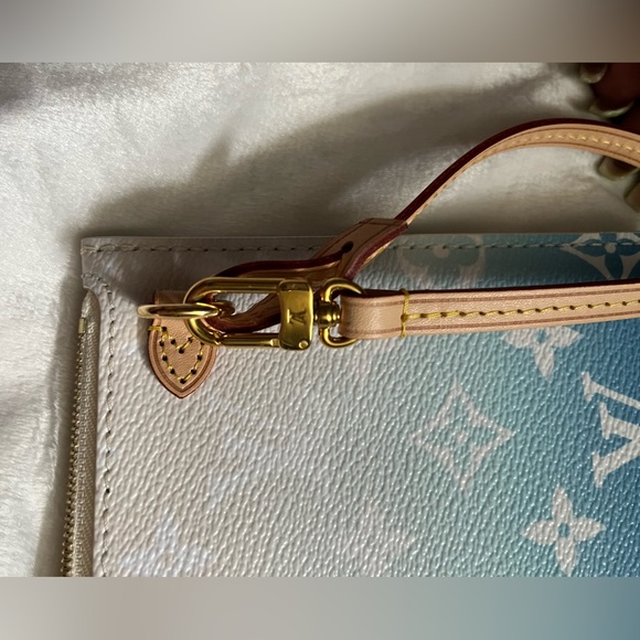 Authentic Louis Vuitton 2021 Neverfull Pouch - Picture 4 of 9